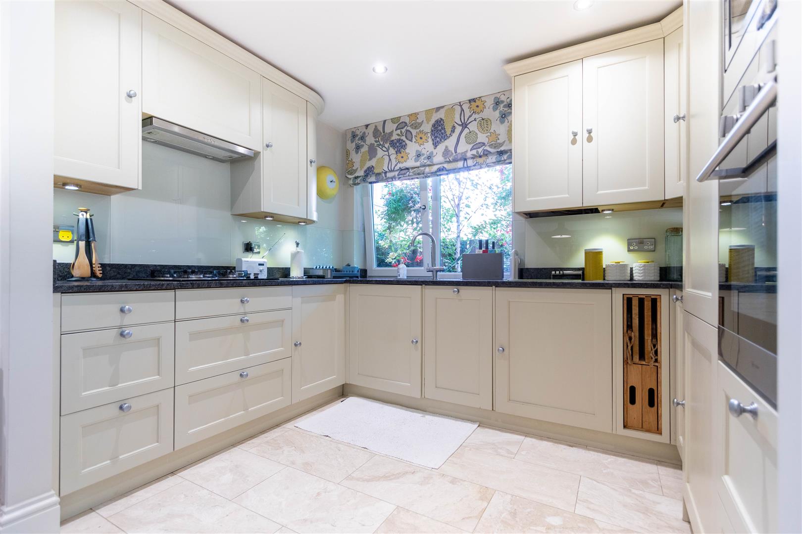 2 bed property in Regent Court, St John's Wood